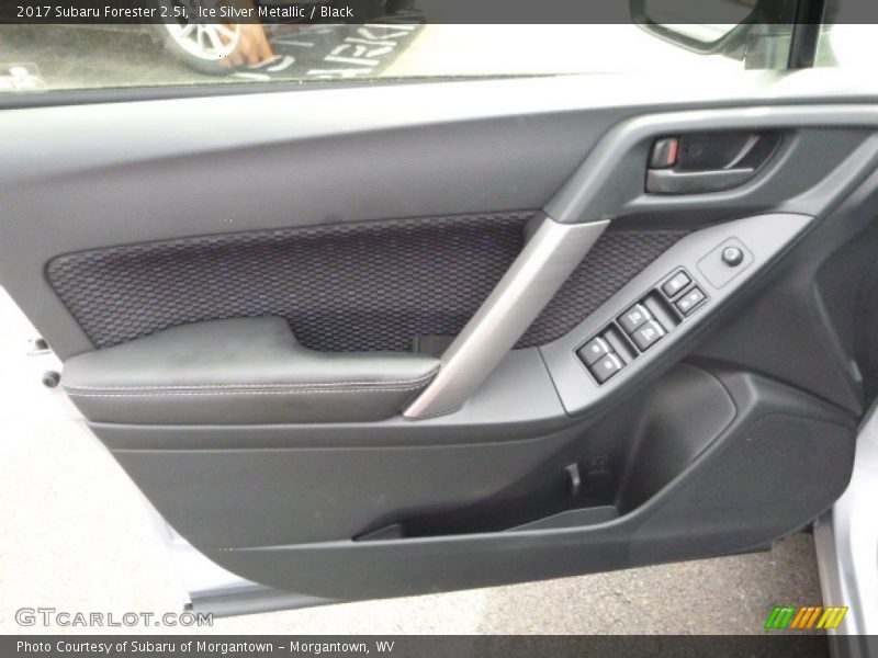 Ice Silver Metallic / Black 2017 Subaru Forester 2.5i