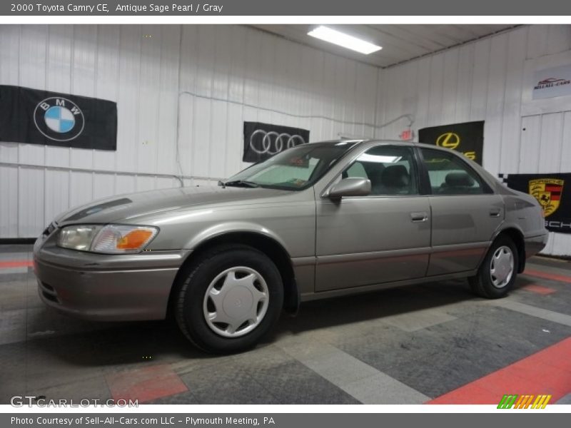 Front 3/4 View of 2000 Camry CE