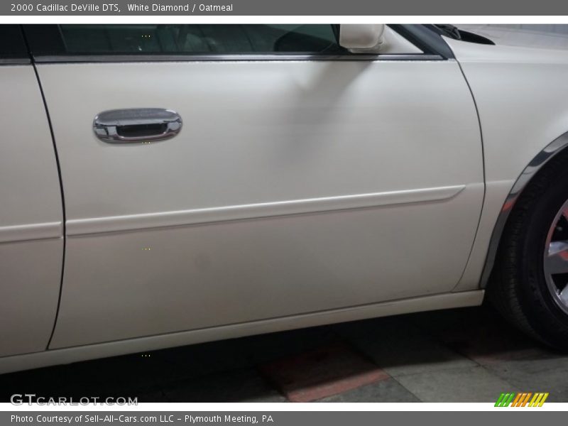 White Diamond / Oatmeal 2000 Cadillac DeVille DTS