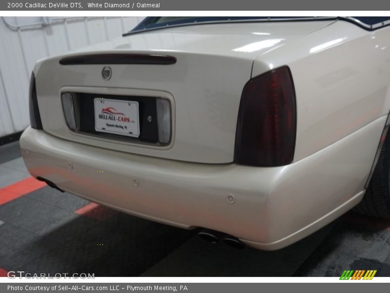 White Diamond / Oatmeal 2000 Cadillac DeVille DTS