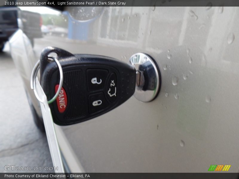 Light Sandstone Pearl / Dark Slate Gray 2010 Jeep Liberty Sport 4x4