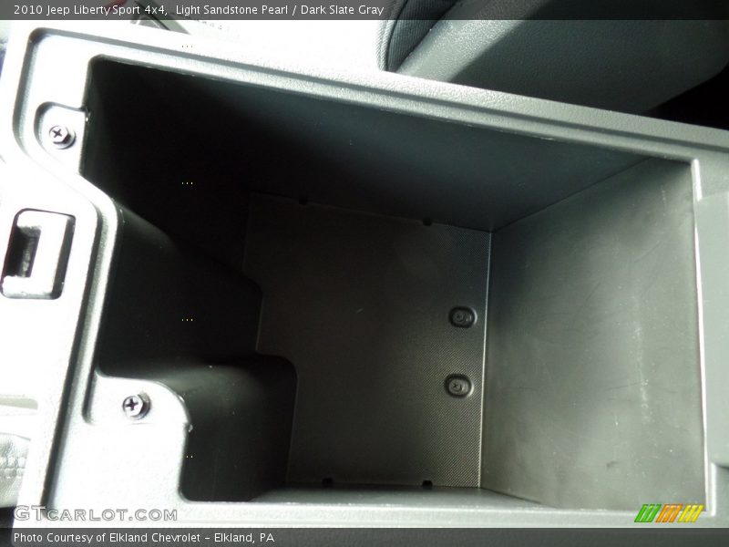 Light Sandstone Pearl / Dark Slate Gray 2010 Jeep Liberty Sport 4x4