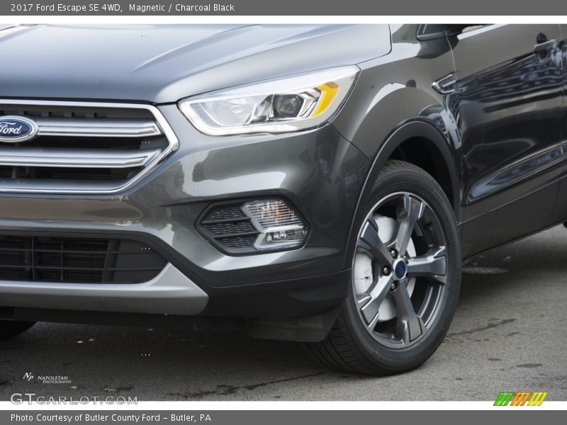 Magnetic / Charcoal Black 2017 Ford Escape SE 4WD