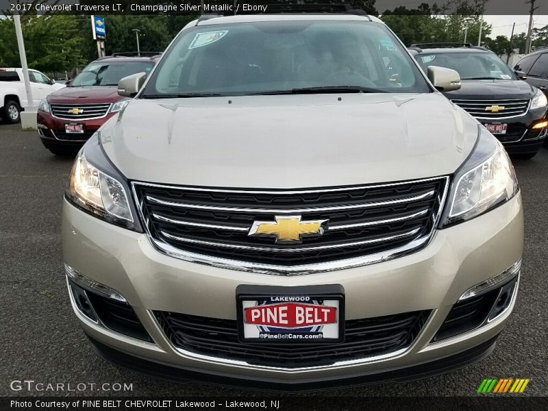 Champagne Silver Metallic / Ebony 2017 Chevrolet Traverse LT