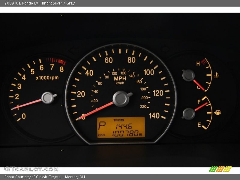 Bright Silver / Gray 2009 Kia Rondo LX