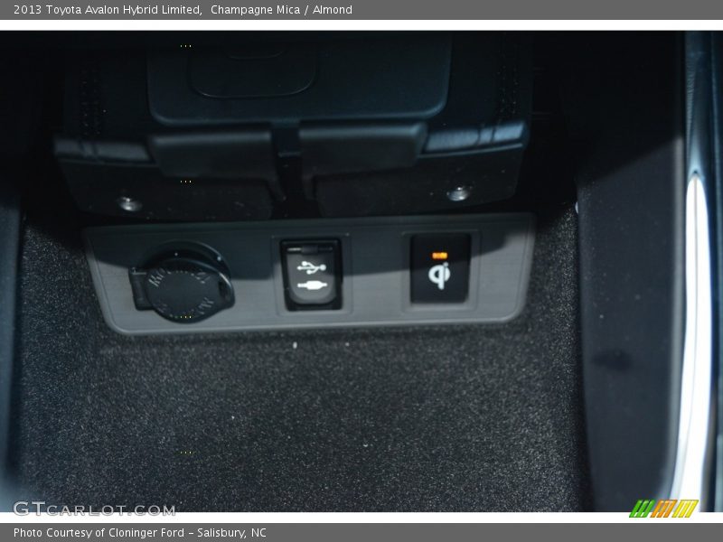 Champagne Mica / Almond 2013 Toyota Avalon Hybrid Limited
