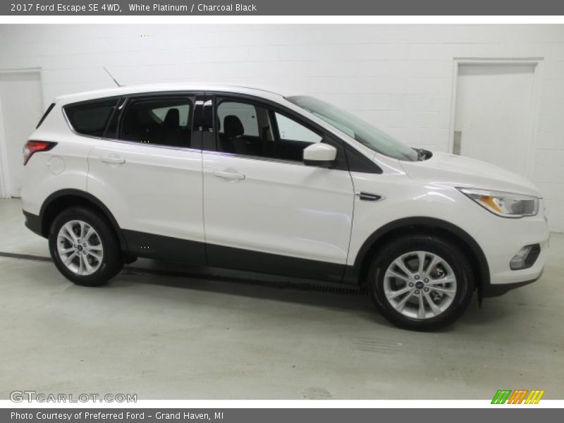 White Platinum / Charcoal Black 2017 Ford Escape SE 4WD