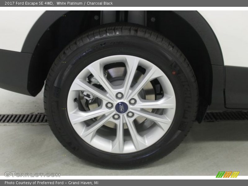 White Platinum / Charcoal Black 2017 Ford Escape SE 4WD