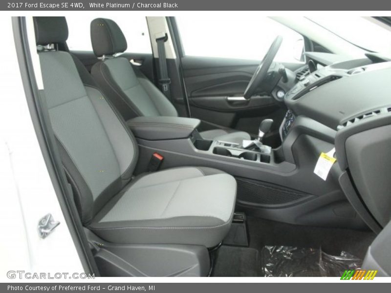 White Platinum / Charcoal Black 2017 Ford Escape SE 4WD