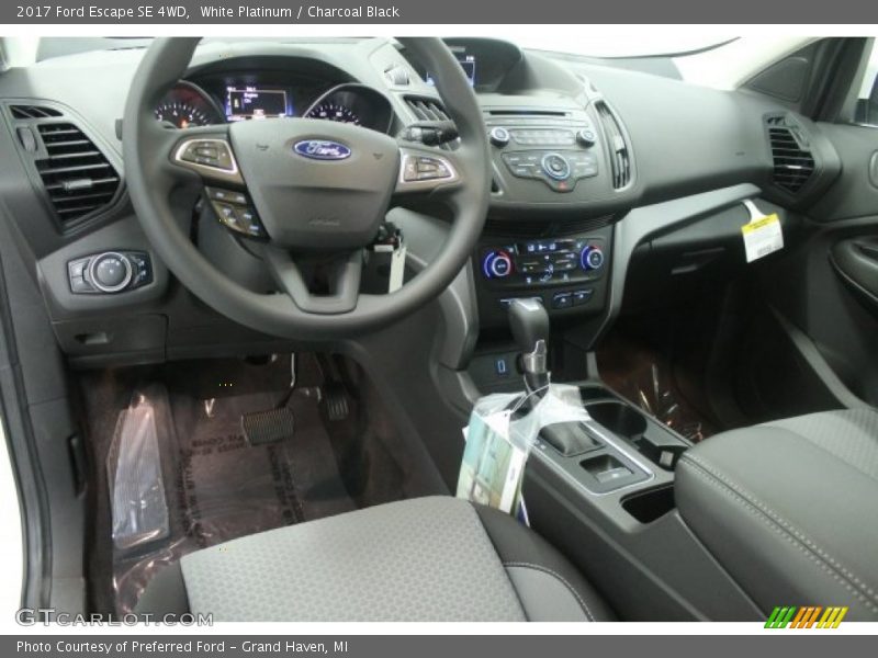 White Platinum / Charcoal Black 2017 Ford Escape SE 4WD
