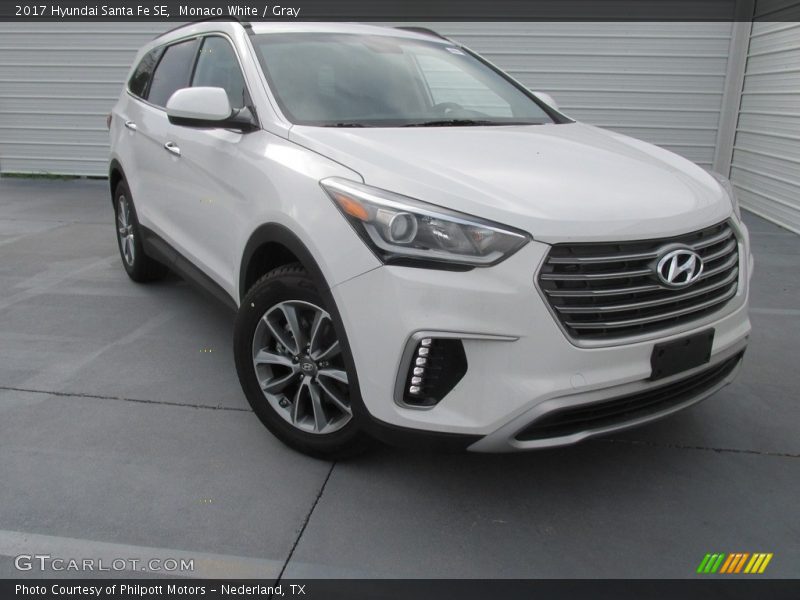 Front 3/4 View of 2017 Santa Fe SE