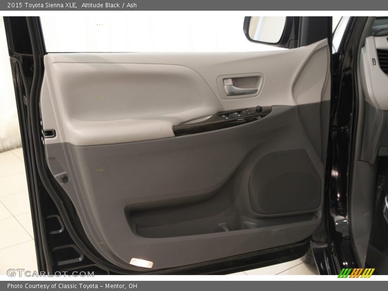 Attitude Black / Ash 2015 Toyota Sienna XLE