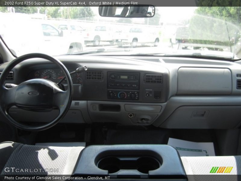 Oxford White / Medium Flint 2002 Ford F250 Super Duty XL SuperCab 4x4