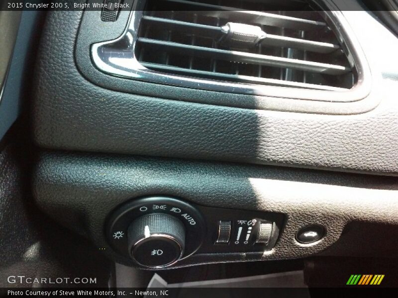 Bright White / Black 2015 Chrysler 200 S