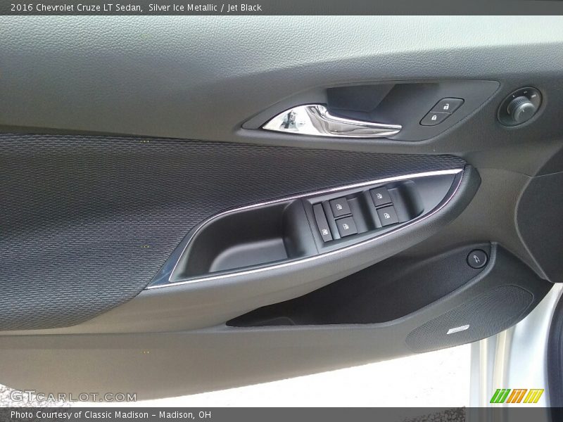 Silver Ice Metallic / Jet Black 2016 Chevrolet Cruze LT Sedan