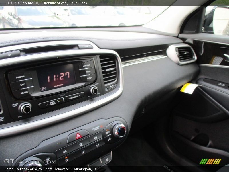 Titanium Silver / Satin Black 2016 Kia Sorento LX