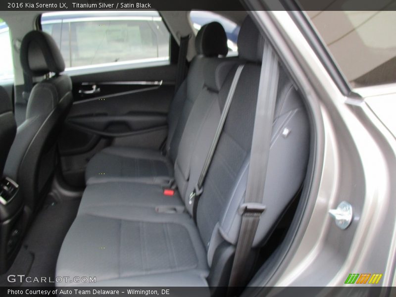 Titanium Silver / Satin Black 2016 Kia Sorento LX