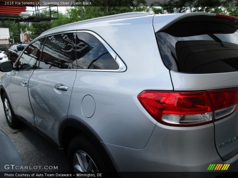 Sparkling Silver / Satin Black 2016 Kia Sorento LX