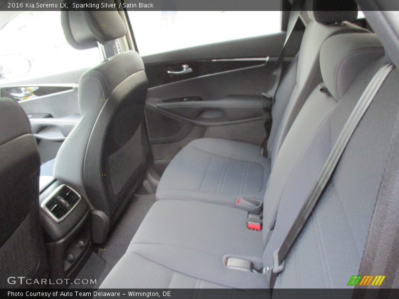 Sparkling Silver / Satin Black 2016 Kia Sorento LX