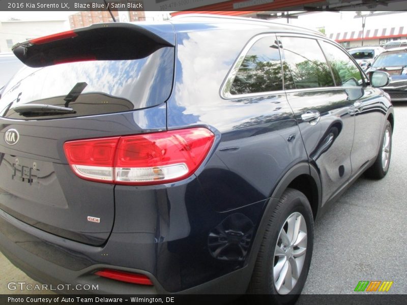 Blaze Blue / Satin Black 2016 Kia Sorento LX