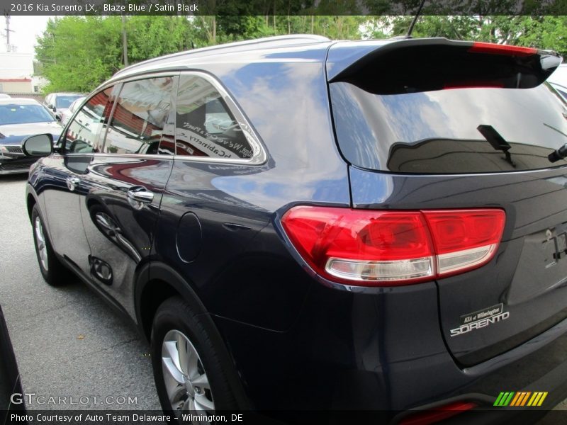 Blaze Blue / Satin Black 2016 Kia Sorento LX