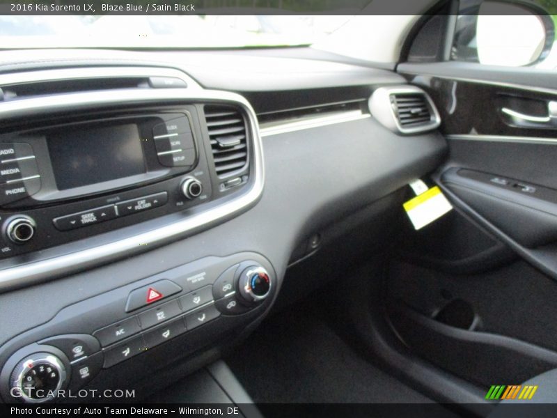 Blaze Blue / Satin Black 2016 Kia Sorento LX