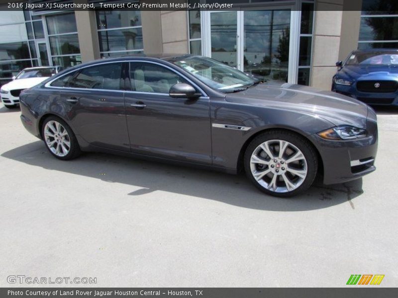 Tempest Grey Premium Metallic / Ivory/Oyster 2016 Jaguar XJ Supercharged