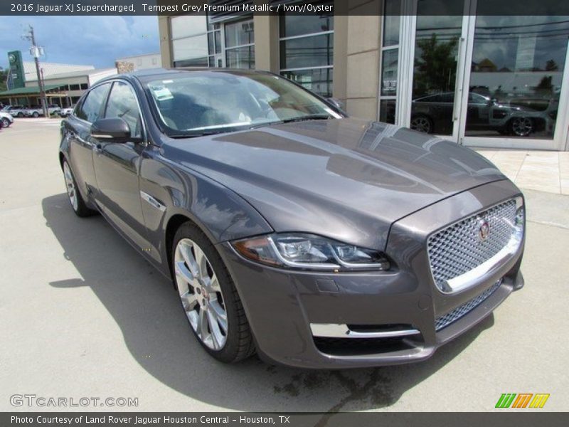Tempest Grey Premium Metallic / Ivory/Oyster 2016 Jaguar XJ Supercharged