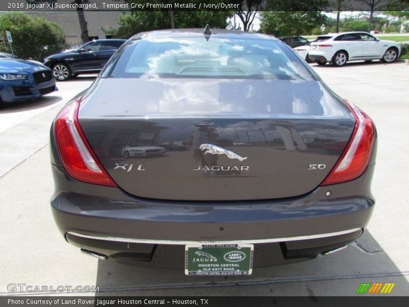 Tempest Grey Premium Metallic / Ivory/Oyster 2016 Jaguar XJ Supercharged
