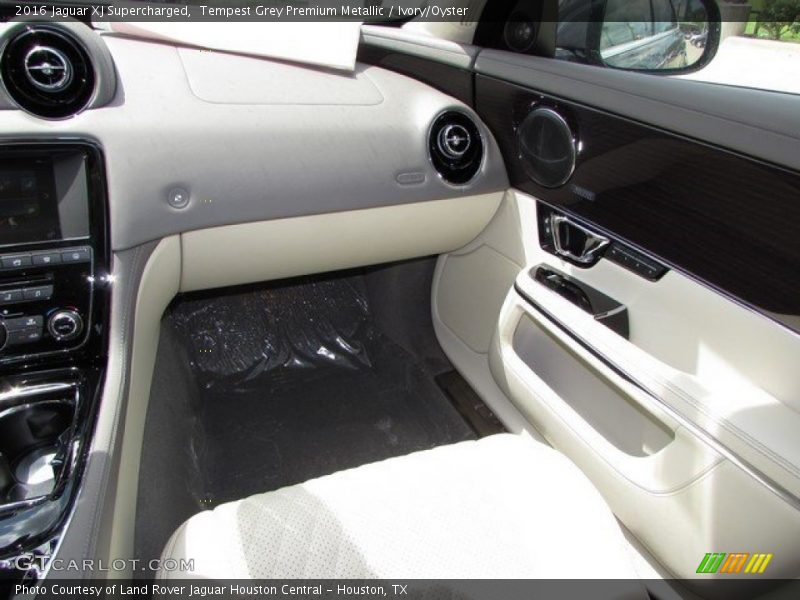Tempest Grey Premium Metallic / Ivory/Oyster 2016 Jaguar XJ Supercharged