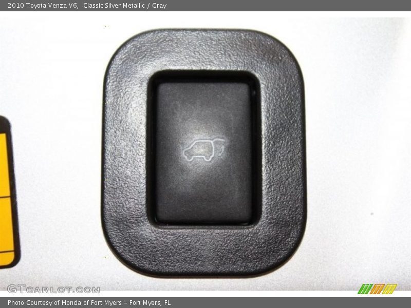 Classic Silver Metallic / Gray 2010 Toyota Venza V6