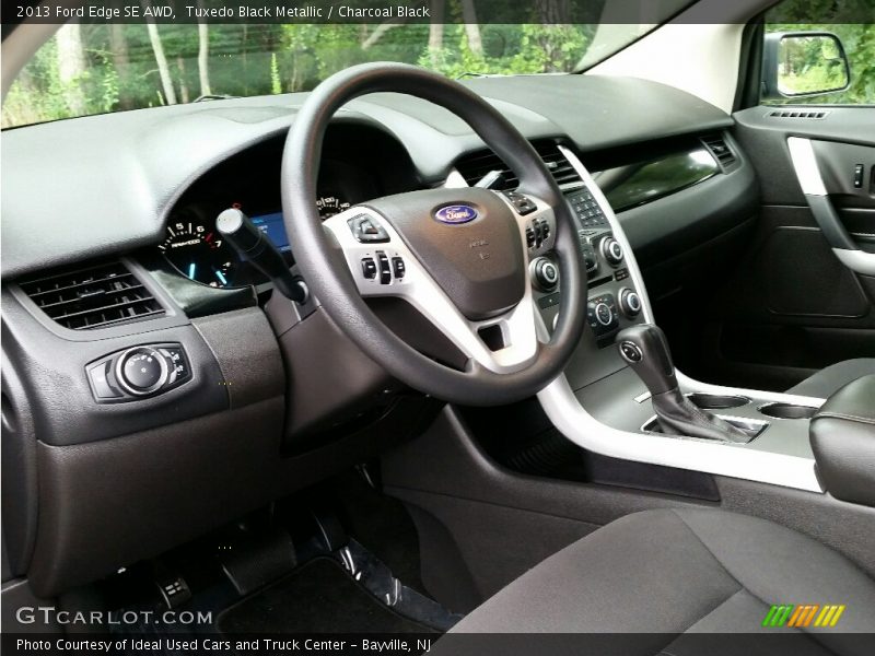 Tuxedo Black Metallic / Charcoal Black 2013 Ford Edge SE AWD