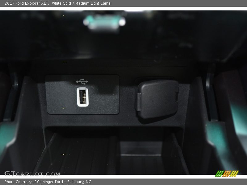 White Gold / Medium Light Camel 2017 Ford Explorer XLT