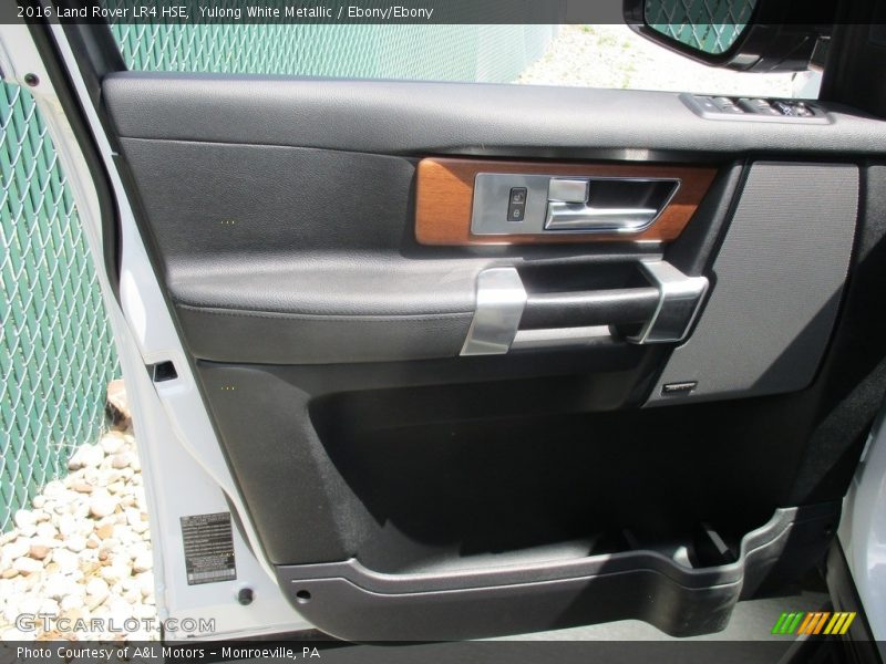Yulong White Metallic / Ebony/Ebony 2016 Land Rover LR4 HSE
