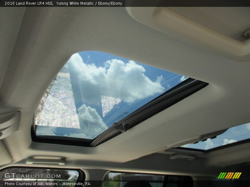 Yulong White Metallic / Ebony/Ebony 2016 Land Rover LR4 HSE