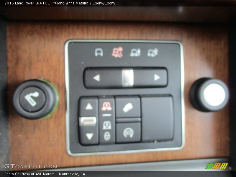 Yulong White Metallic / Ebony/Ebony 2016 Land Rover LR4 HSE