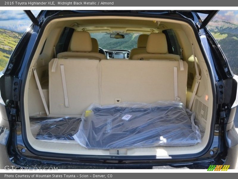 Midnight Black Metallic / Almond 2016 Toyota Highlander XLE