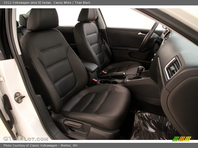 Candy White / Titan Black 2011 Volkswagen Jetta SE Sedan