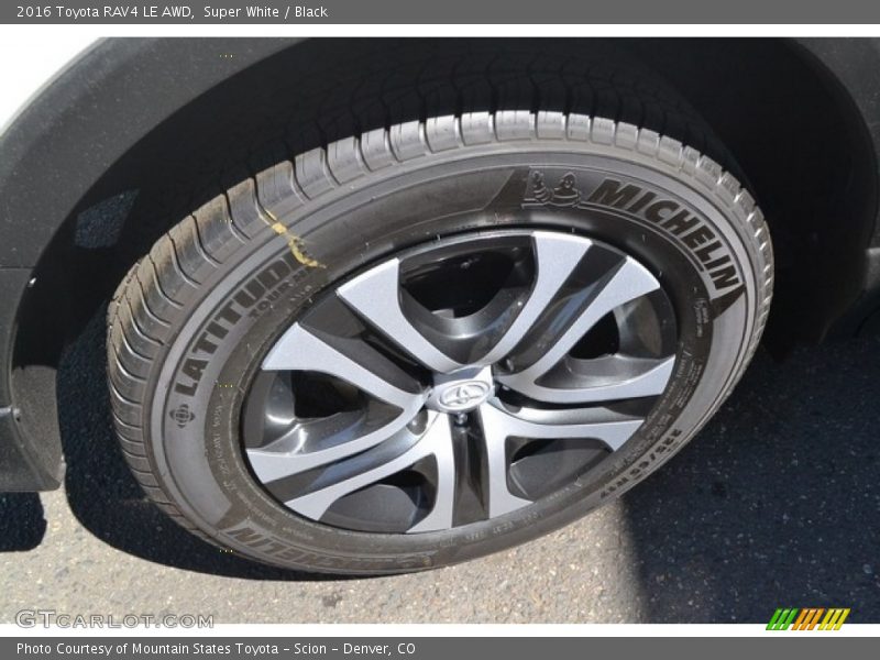 Super White / Black 2016 Toyota RAV4 LE AWD