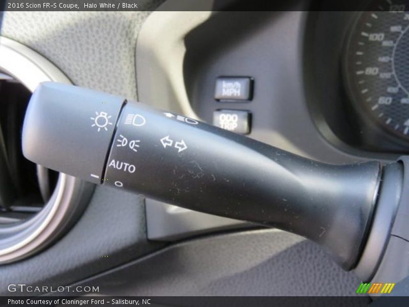 Halo White / Black 2016 Scion FR-S Coupe