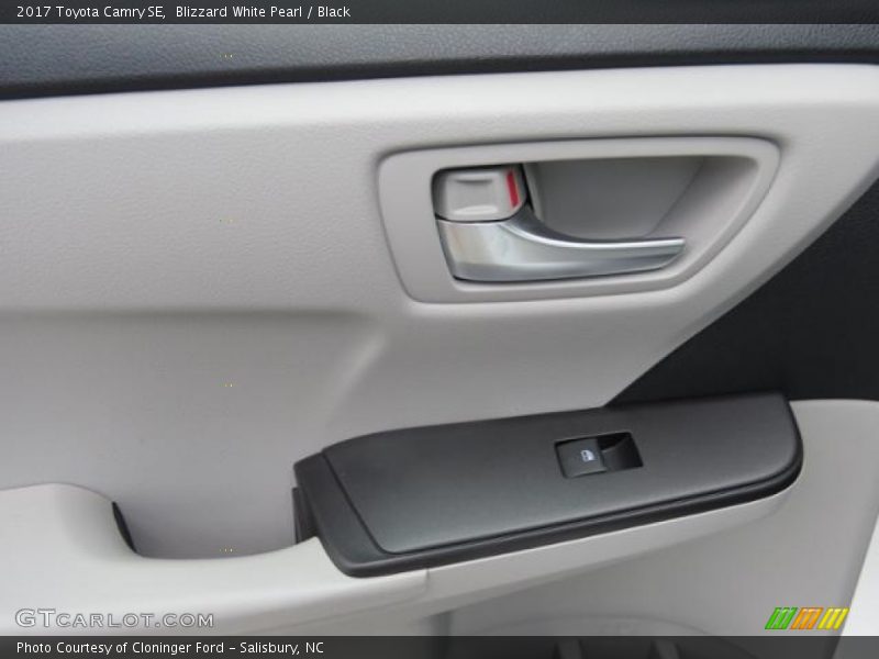 Blizzard White Pearl / Black 2017 Toyota Camry SE