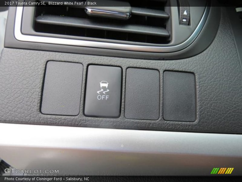 Blizzard White Pearl / Black 2017 Toyota Camry SE
