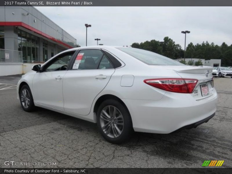 Blizzard White Pearl / Black 2017 Toyota Camry SE