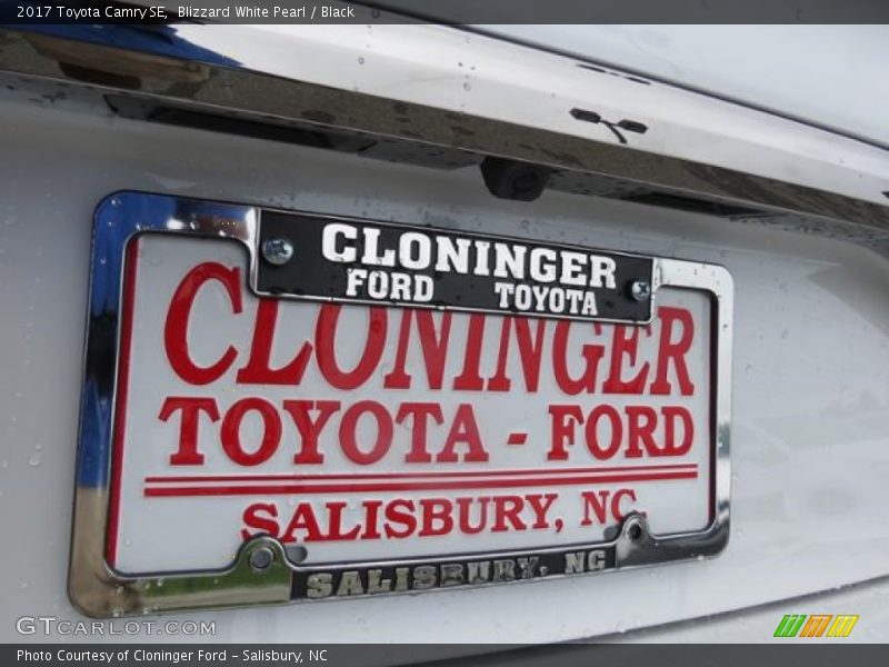 Blizzard White Pearl / Black 2017 Toyota Camry SE