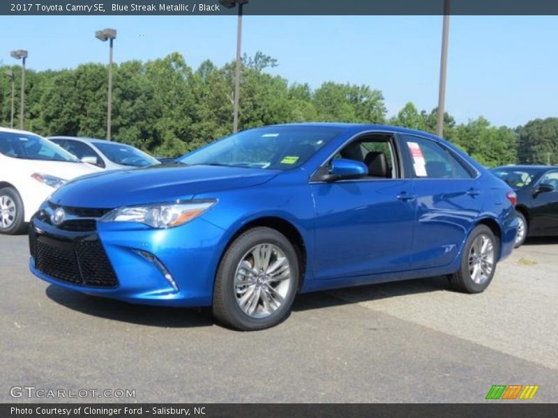 Front 3/4 View of 2017 Camry SE