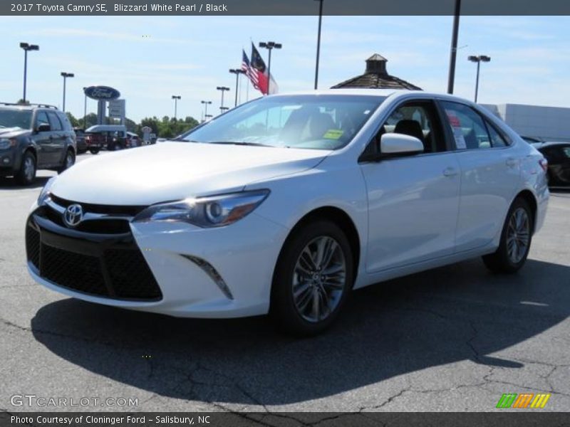 Front 3/4 View of 2017 Camry SE