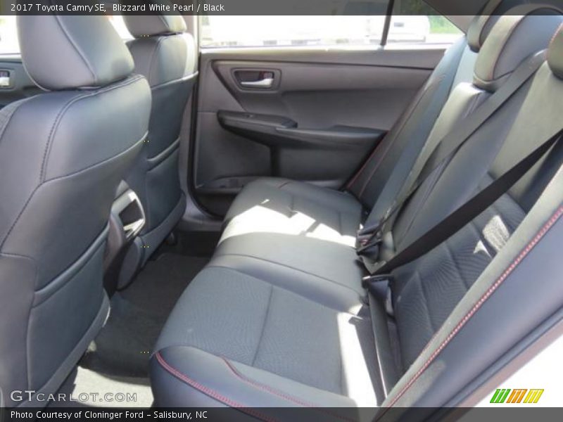 Blizzard White Pearl / Black 2017 Toyota Camry SE