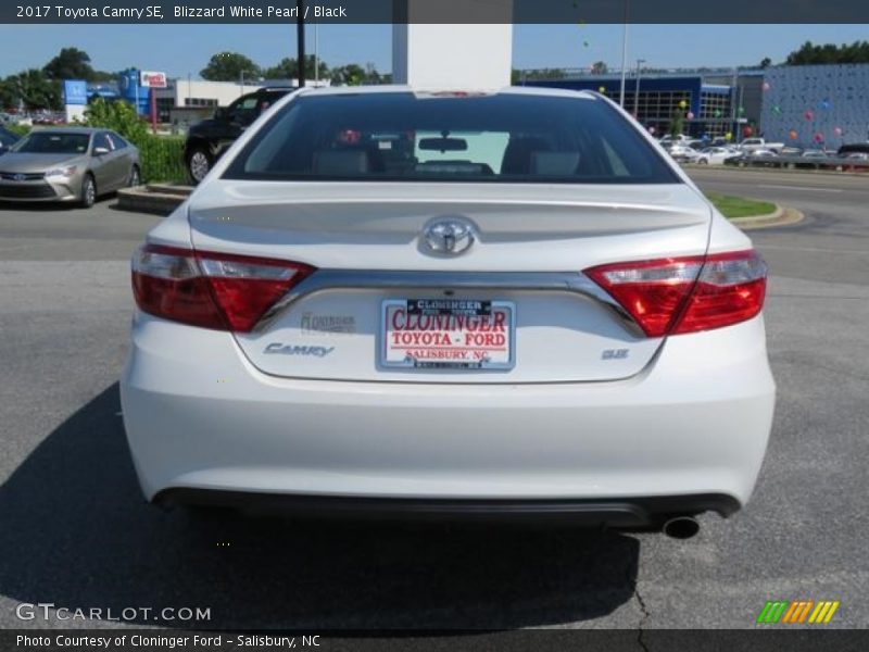 Blizzard White Pearl / Black 2017 Toyota Camry SE