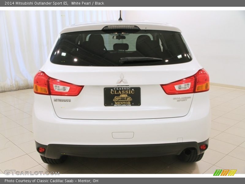 White Pearl / Black 2014 Mitsubishi Outlander Sport ES