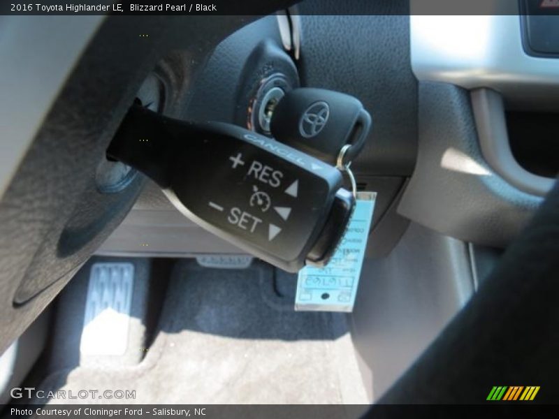 Blizzard Pearl / Black 2016 Toyota Highlander LE